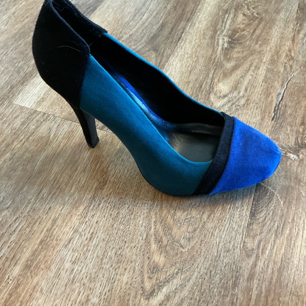 Elegant Blue and Black High Heels - Picture 2 of 7